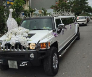 Dàn rước dâu dùng "xế khủng" Hummer H3 Limousine làm xe hoa