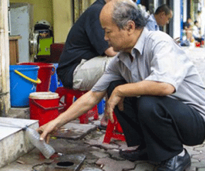 Người dân Hà Nội hứng nước... điều hòa để dùng