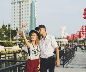 Giới trẻ Đà Nẵng rộn ràng chụp ảnh, gắn khóa tại cầu tình yêu