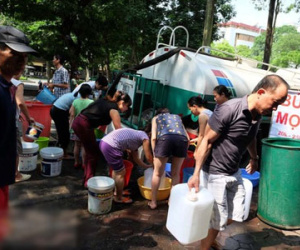 Hà Nội: Người dân xếp hàng chờ đợi, tranh nhau lấy nước sạch