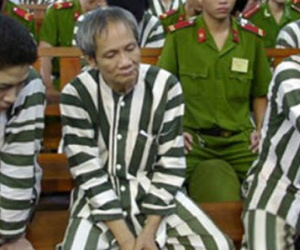 Năm Cam giăng "đạn bọc đường" hạ gục quan chức