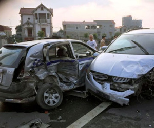 Tạt đầu đón khách trên cao tốc, taxi bị tông bẹp rúm