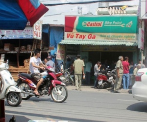 Thợ sửa xe chết bí ẩn trong tiệm
