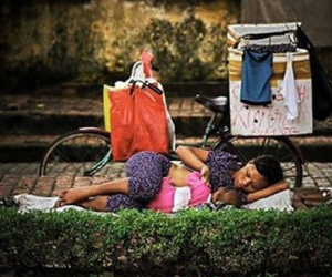Trang Hạ khiến dân mạng rơi lệ với bài thơ cũ "Mẹ chỉ cần có con ở bên"
