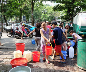 Ảnh: Hàng trăm hộ dân “khát nước” giữa Thủ đô