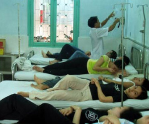 Gần 100 công nhân Hà Nội nhập viện nghi ngộ độc thực phẩm