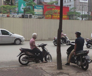 Gặp người may mắn thoát chết trong vụ sắt 10m văng ra đường