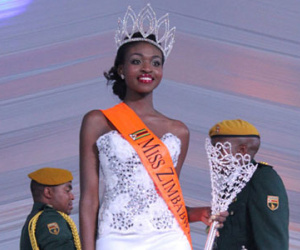 Hoa hậu Zimbabwe lao đao vì bị lộ ảnh “hư hỏng”