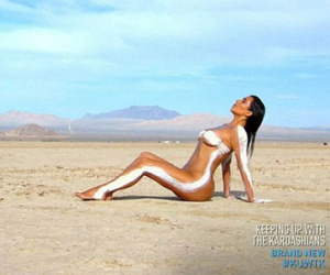Kim Kardashian khỏa thân nóng bỏng giữa sa mạc