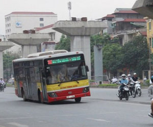 Kinh hãi xe buýt nghiêng lao vun vút giữa đường phố Hà Nội