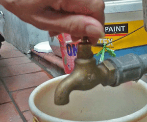 Nhiều người dân Thủ đô vật vã mua từng can nước về dùng