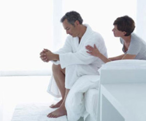 Bi hài cụ ông 80 mắc sùi mào gà vì "tòm tem" với nữ phục vụ