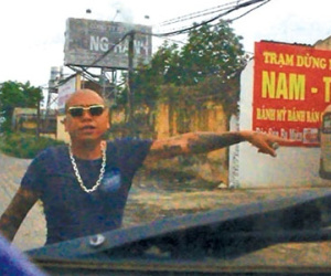 "Đầu gấu" chặn xe QL1 là ...chủ quán