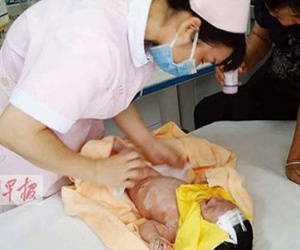 Em bé chưa đầy 1 tháng tuổi được cứu sau 8 ngày bị cha mẹ chôn sống