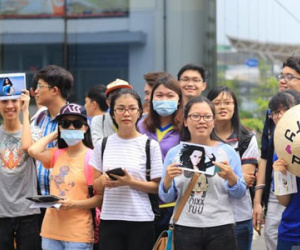 Fan "hoang mang" khi đón Katy Perry tại sân bay Tân Sơn Nhất
