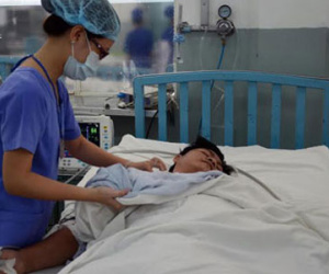 Hy hữu: Đang gọt hoa quả trượt ngã, tự đâm thủng tim