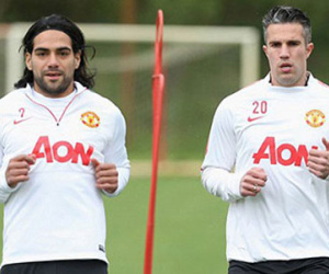 M.U nổi sóng: Van Gaal "trù dập" Van Persie?