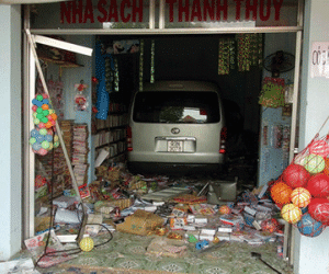 Tài xế say xỉn lao xe 16 chỗ vào nhà sách làm bé trai trọng thương