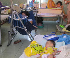 Trẻ sốt cao "đua" nhau đến phòng khám vì nắng nóng