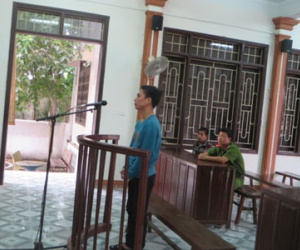 Vào tù vì dùng tuýp sắt tấn công cảnh sát giao thông