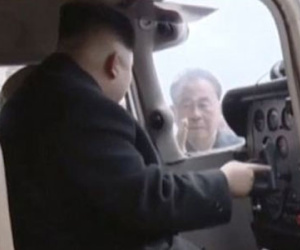 Clip Ông Kim Jong Un trổ tài lái máy bay