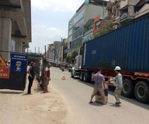 Hà Nội: Ô tô húc bay rào hạn chế chiều cao đường sắt trên cao