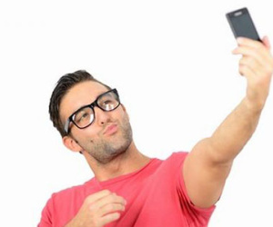 Nam giới đăng nhiều ảnh tự sướng là biểu hiện "bị tâm thần"