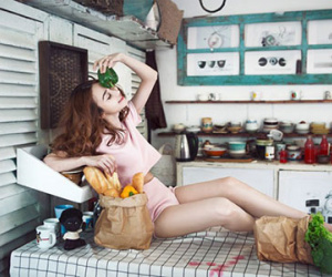 Ngân Khánh khoe ảnh sexy trong bếp