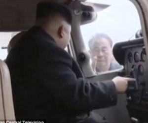 Ông Kim Jong Un trổ tài lái máy bay