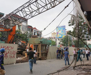 Sáng họp rút kinh nghiệm, chiều sập cần cẩu