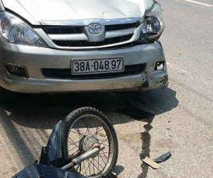 Đâm chết người, xế hộp kéo lê xe máy tháo chạy 3km