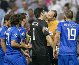 Xôn xao với ảnh Buffon... "khóa môi" trọng tài