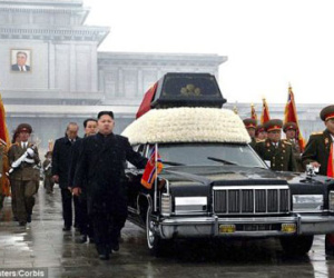 Bức ảnh kỳ lạ trong đám tang Kim Jong Il: Cứ đứng gần Kim Jong Un là chết!