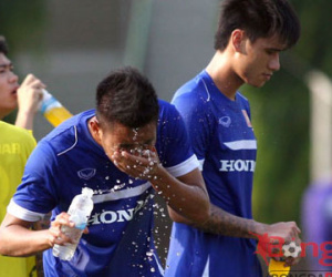 Nắng nóng gay gắt, HLV Miura cho học trò nghỉ tập