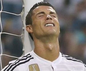 Ronaldo òa khóc nức nở trong phòng thay đồ