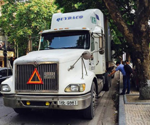 Hàng nghìn chiếc điện thoại giấu trong xe container đưa về Hà Nội tiêu thụ