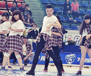 Nam sinh điển trai, có biệt tài nhảy trên giày cao gót
