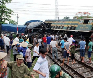 Tàu hỏa trật nghiêng khi va chạm với ôtô tải