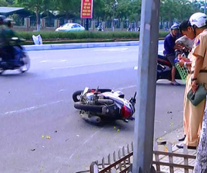 Hai mẹ con tử nạn khi tông vào vỉa hè