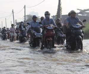 Mưa lớn, người Sài Gòn bì bõm lội nước đen