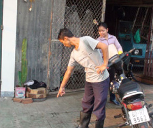 Tranh giành địa bàn, một người bán vé số bị đâm chết