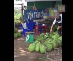 Clip: Người đàn ông đổ "chất lạ" vào mít trước khi đem bán