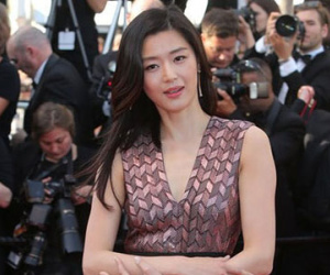 Jeon Ji Hyun xinh đẹp giữa dàn sao thế giới ở LHP Cannes