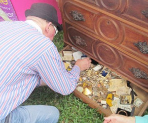 Mua tủ cũ, được kho báu