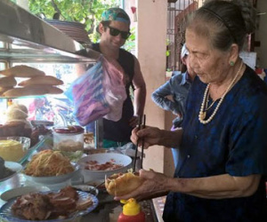 "Nữ hoàng bánh mì" Hội An: Lão bà 80 nức tiếng