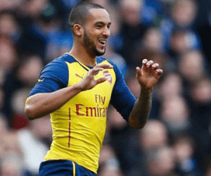 Walcott lập công, Arsenal thoát thua trước M.U
