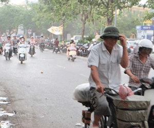 Hà Nội: Dông lốc lớn kéo đến bất ngờ, người đi đường nháo nhác