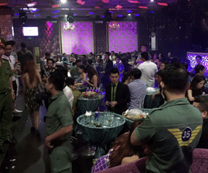 Hàng trăm cảnh sát ập vô bar Top 9 lúc rạng sáng