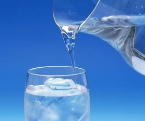Hiểm họa tiềm ẩn từ việc uống nước đá lạnh