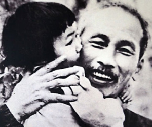 Hình ảnh Chủ tịch Hồ Chí Minh với thiếu nhi Việt Nam